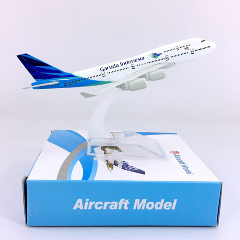 16CM Static Aircraft Model 1:400 airbus Boeing B747-400 airplane Garuda Indonesia airline W base metal Plane collectible display