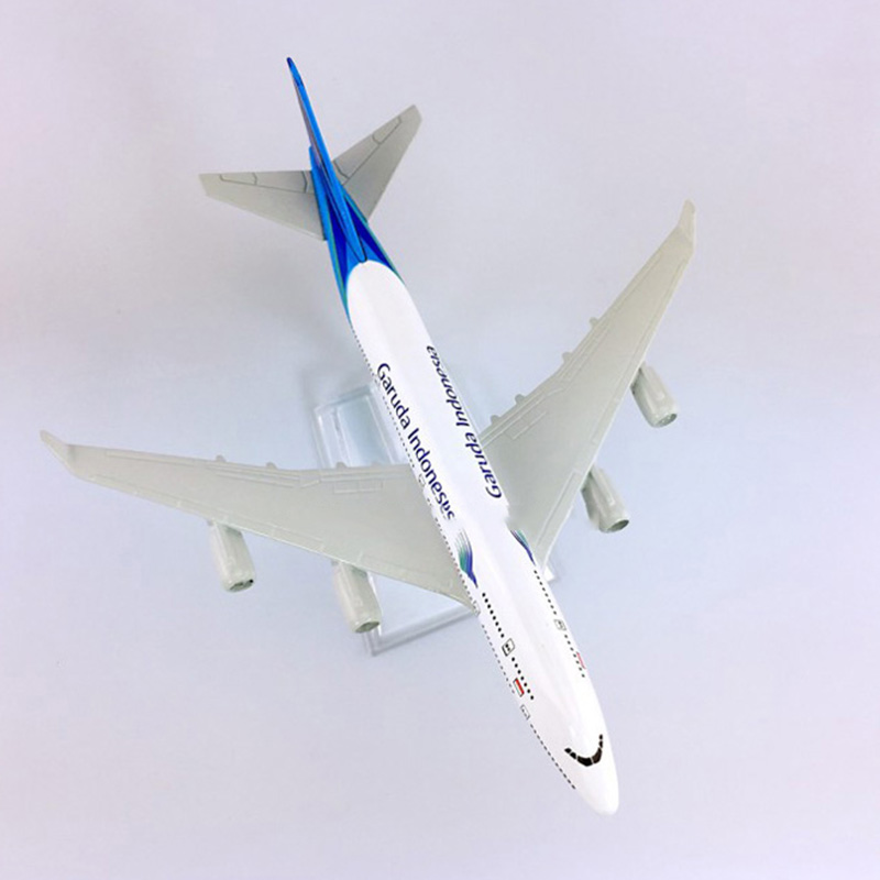 16CM Static Aircraft Model 1:400 airbus Boeing B747-400 airplane Garuda Indonesia airline W base metal Plane collectible display