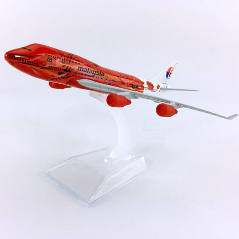 16CM Malaysia airlines Aircraft 1:400 Boeing B747-400 model RED color with base Diecast airplane collectible display Plane model 16CM Malaysia airlines Aircraft 1:400 Boeing B747-400 model RED color with base Diecast airplane collectible display Plane model