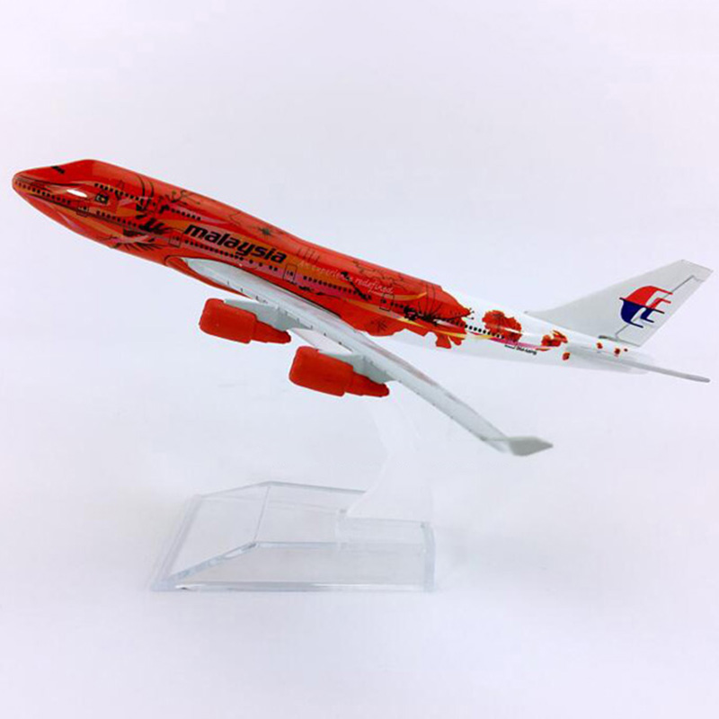 16CM Malaysia airlines Aircraft 1:400 Boeing B747-400 model RED color with base Diecast airplane collectible display Plane model 16CM Malaysia airlines Aircraft 1:400 Boeing B747-400 model RED color with base Diecast airplane collectible display Plane model