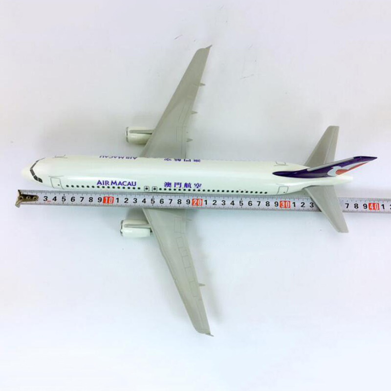 36CM 1:100 Scale Airbus A320-200 Air Airplane Macau airlines model W base aircraft collectible display Plastic plane collection