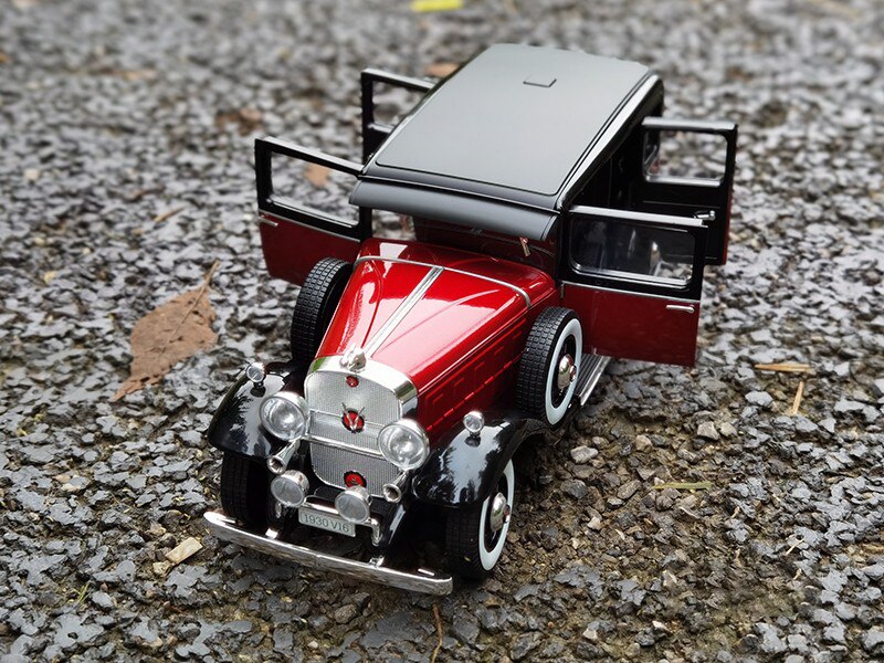 Die-casting 1/18 Scale Cadillac V16 Series 452A 1930 Simulation Alloy Car Model With Base Artwork Decoration Collection Toys Car