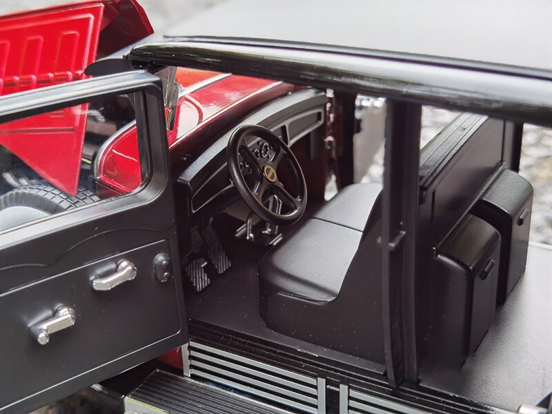 Die-casting 1/18 Scale Cadillac V16 Series 452A 1930 Simulation Alloy Car Model With Base Artwork Decoration Collection Toys Car