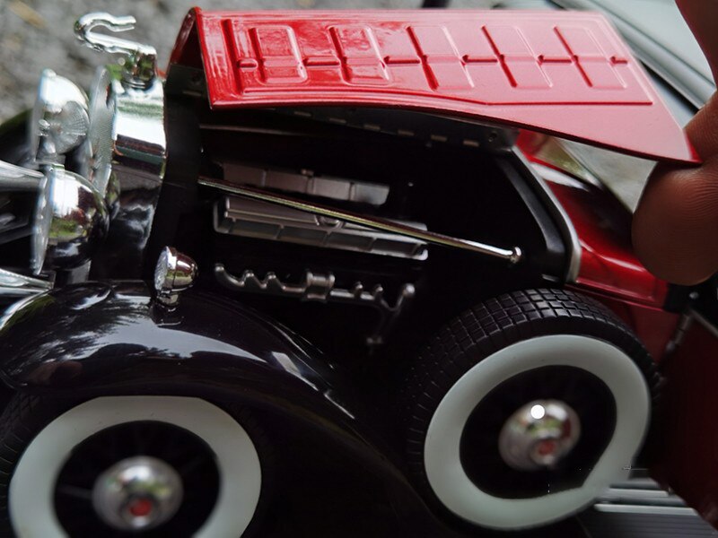 Die-casting 1/18 Scale Cadillac V16 Series 452A 1930 Simulation Alloy Car Model With Base Artwork Decoration Collection Toys Car