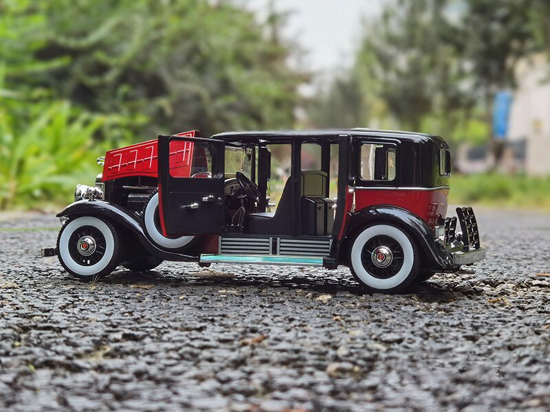 Die-casting 1/18 Scale Cadillac V16 Series 452A 1930 Simulation Alloy Car Model With Base Artwork Decoration Collection Toys Car