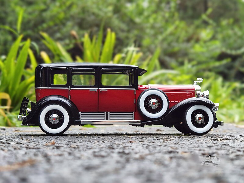 Die-casting 1/18 Scale Cadillac V16 Series 452A 1930 Simulation Alloy Car Model With Base Artwork Decoration Collection Toys Car
