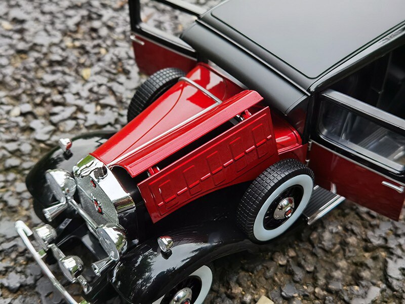 Die-casting 1/18 Scale Cadillac V16 Series 452A 1930 Simulation Alloy Car Model With Base Artwork Decoration Collection Toys Car