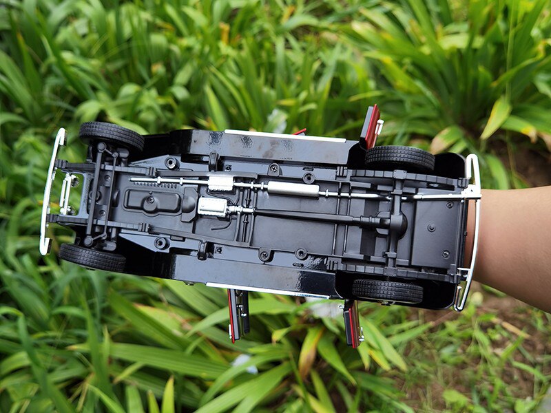 Die-casting 1/18 Scale Cadillac V16 Series 452A 1930 Simulation Alloy Car Model With Base Artwork Decoration Collection Toys Car