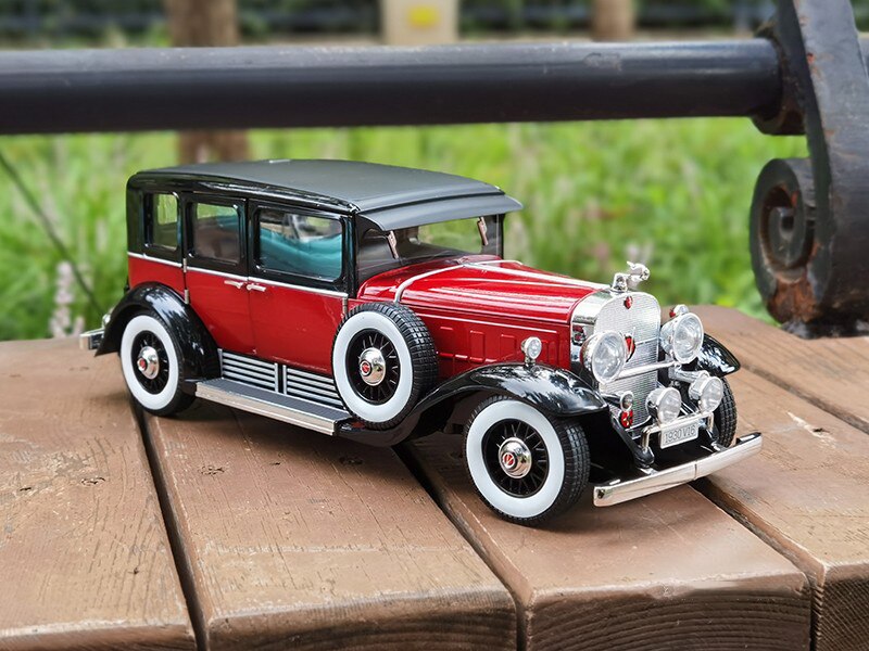 Die-casting 1/18 Scale Cadillac V16 Series 452A 1930 Simulation Alloy Car Model With Base Artwork Decoration Collection Toys Car