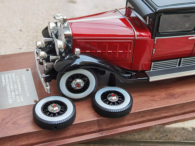 Die-casting 1/18 Scale Cadillac V16 Series 452A 1930 Simulation Alloy Car Model With Base Artwork Decoration Collection Toys Car