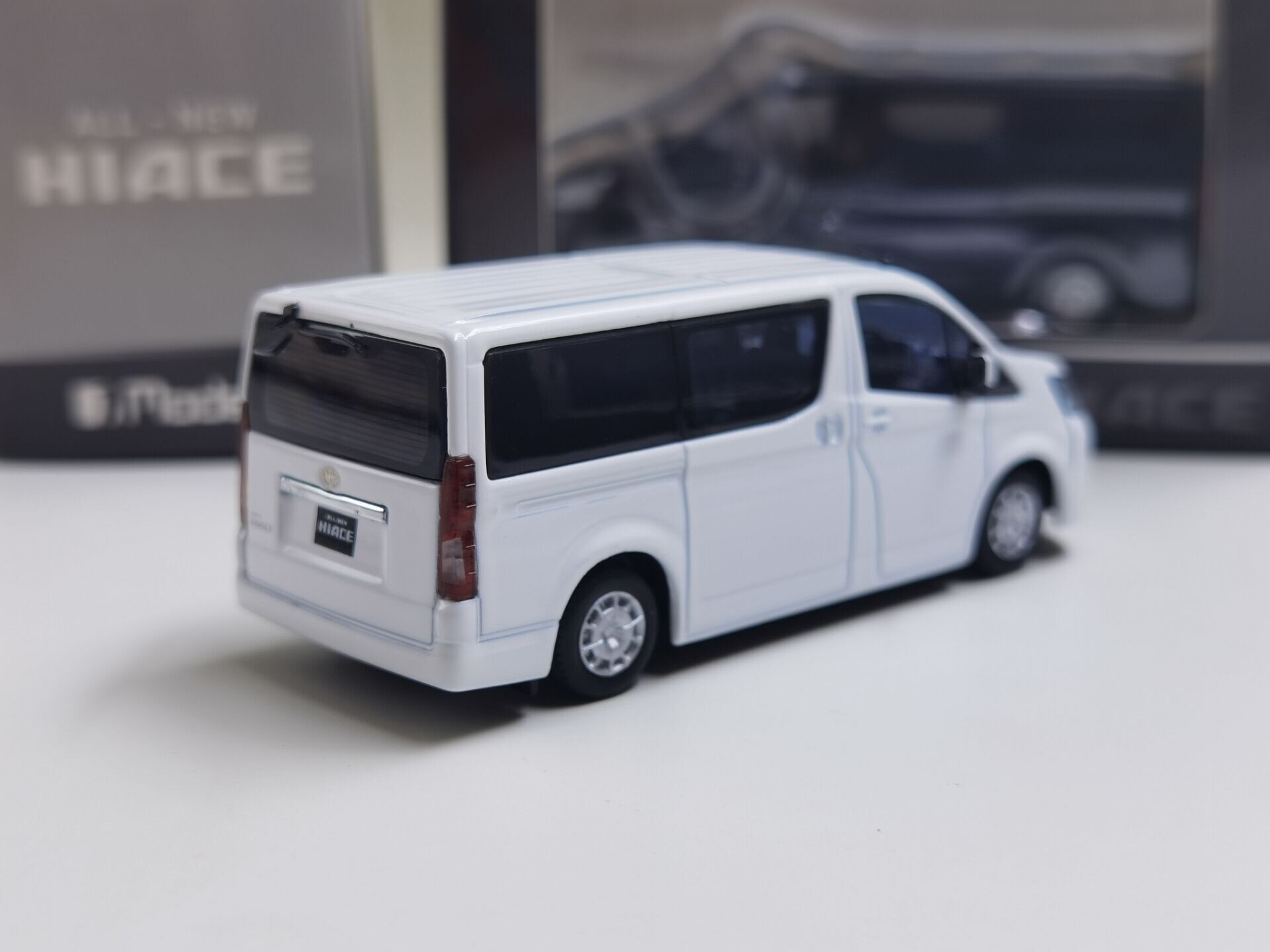 1:64 Scale New Sea Lion Hiace 300 Mpv Business Car Van Alloy Simulation Static Collection Model Child Gift Toy Adult Decoration