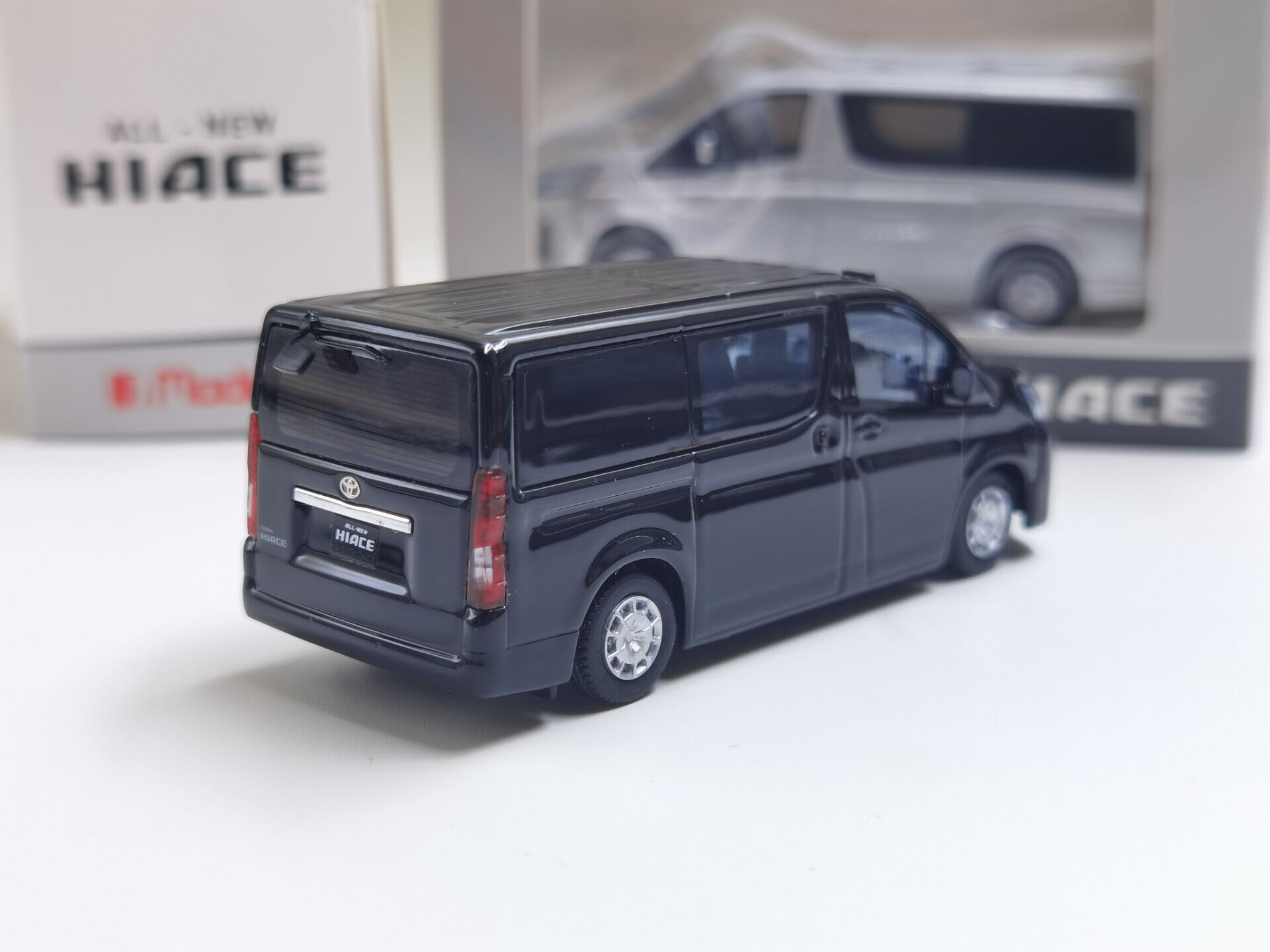 1:64 Scale New Sea Lion Hiace 300 Mpv Business Car Van Alloy Simulation Static Collection Model Child Gift Toy Adult Decoration