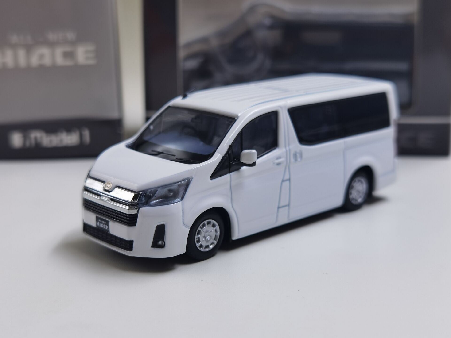 1:64 Scale New Sea Lion Hiace 300 Mpv Business Car Van Alloy Simulation Static Collection Model Child Gift Toy Adult Decoration