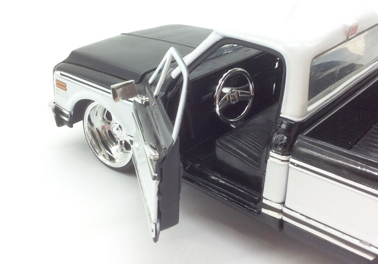 1:24 Scale 1972 Chevrolet Classic Pickup Truck Die-cast Alloy Simulation Car Toy Model Collection Decorative Ornaments Display 1:24 Scale 1972 Chevrolet Classic Pickup Truck Die-cast Alloy Simulation Car Toy Model Collection Decorative Ornaments Display