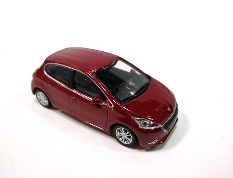 Die Casting 1 64 Scale French Family Car 208 Simulation Vehicle Model Toy Collection Ornaments Boy Birthday Gift Souvenir