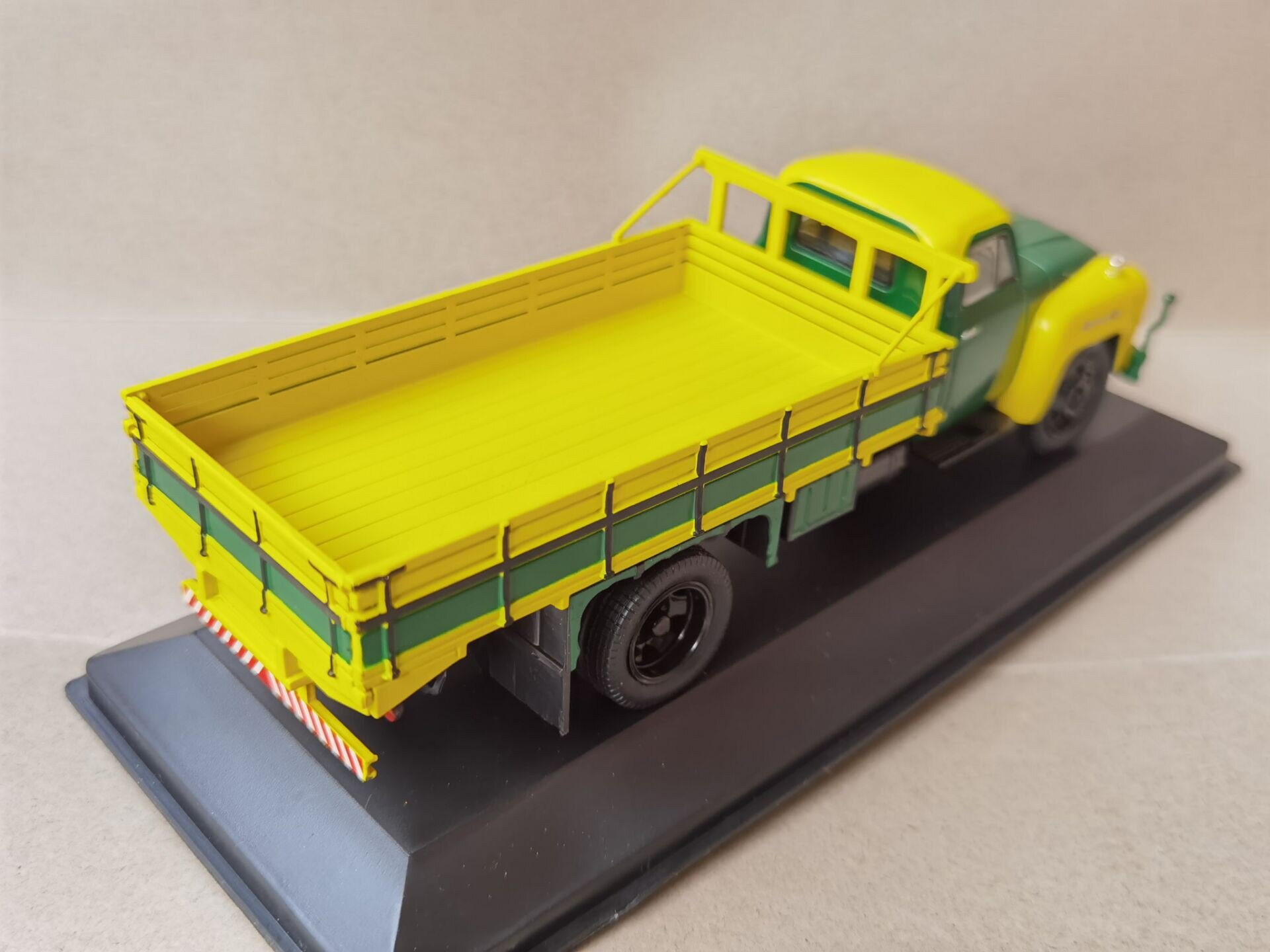 1:43 Scale Chevrolet C6500 Pickup Truck Model Alloy Simulation Truck Car Static Decoration Ornament Gift Collection Toy For Boy 1:43 Scale Chevrolet C6500 Pickup Truck Model Alloy Simulation Truck Car Static Decoration Ornament Gift Collection Toy For Boy