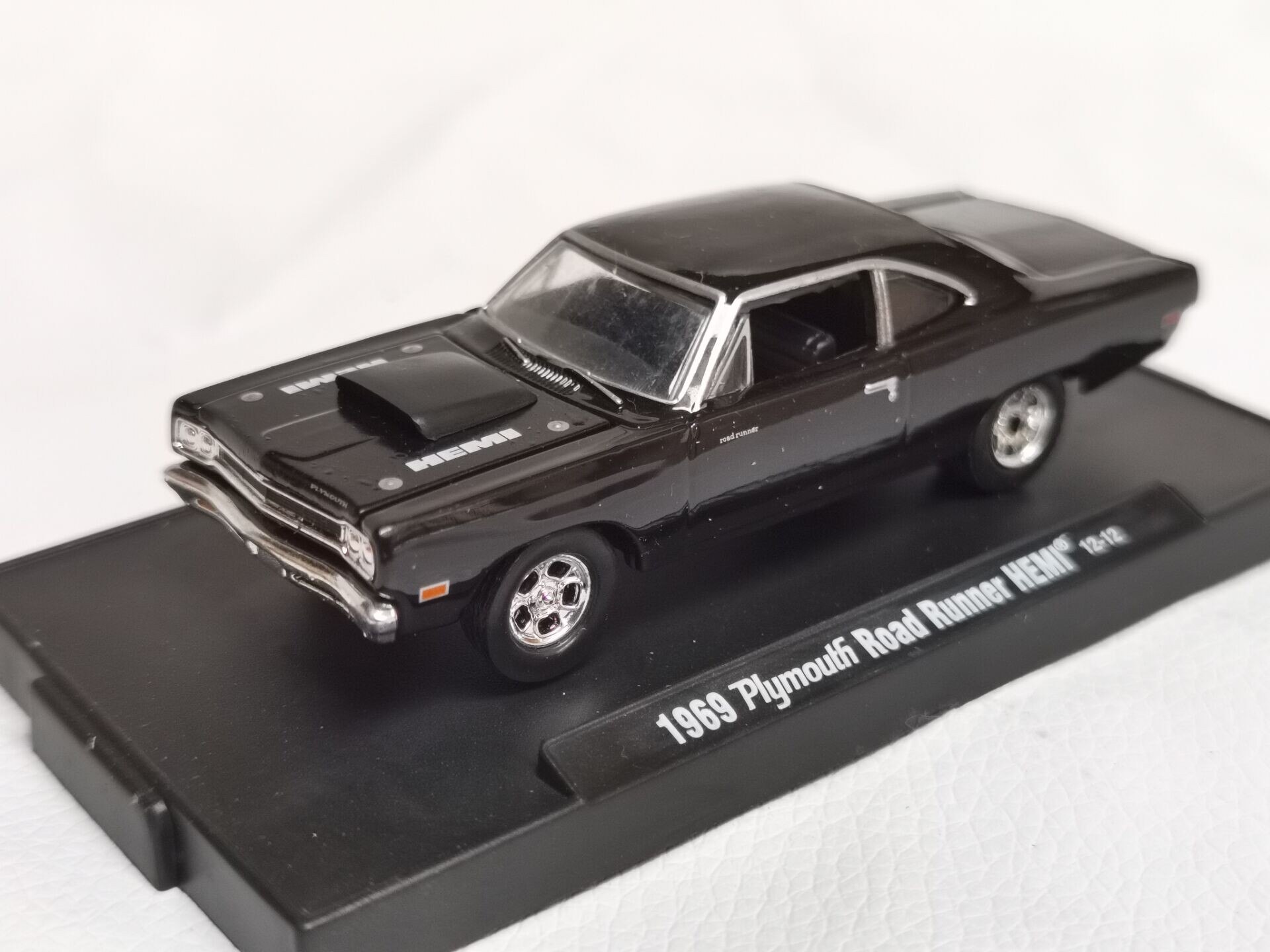 1:64 Scale Plymouth Children's Toy Car Model Alloy Simulation Metal Die-casting Car Static Decoration Gift Collection Defective