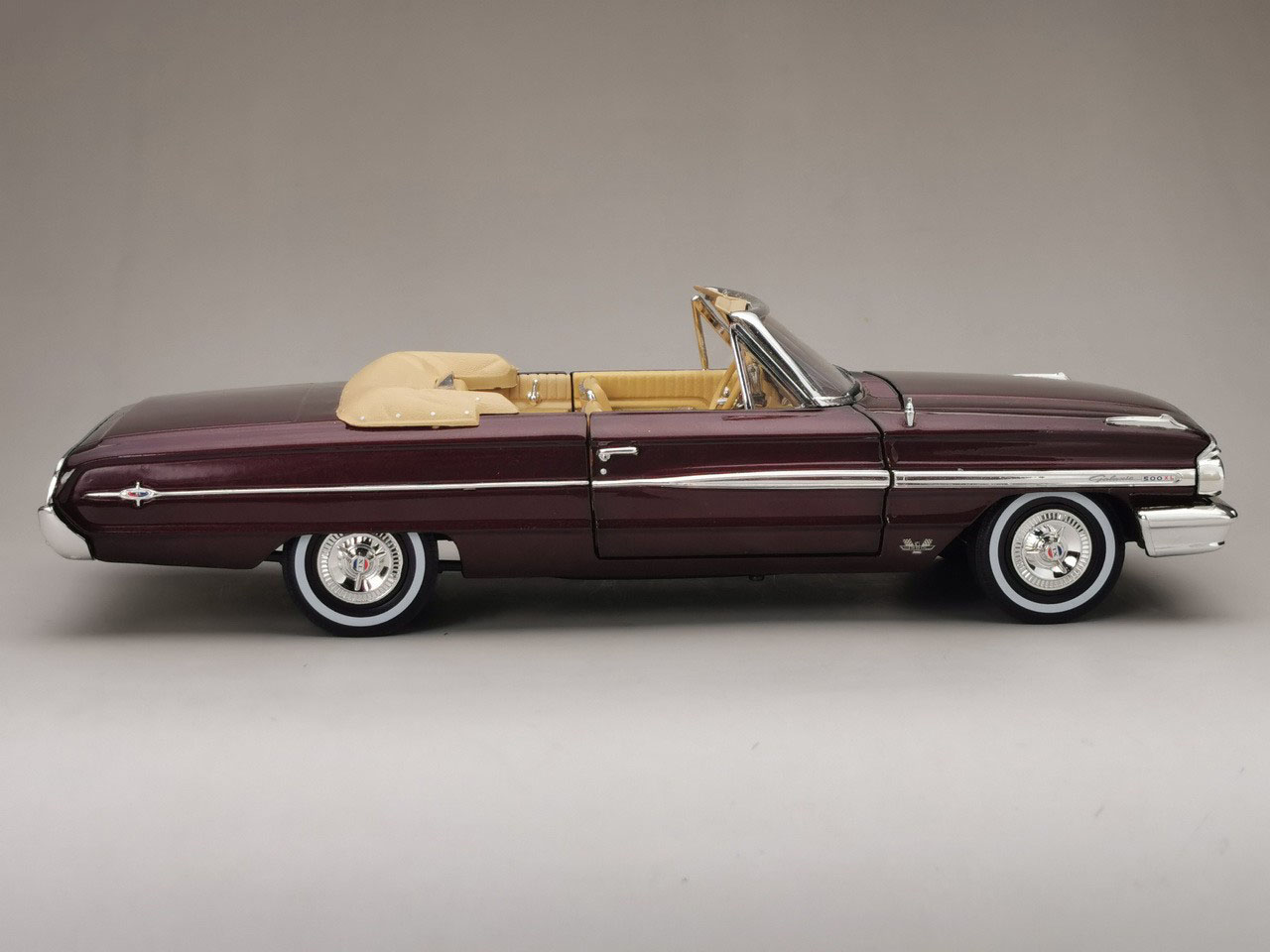 1/18 Scale Diecast Alloy Model Car 1964 Ford 500XL Adult Collection Decoration Souvenir Ornaments Display Vehicle Toys Gift