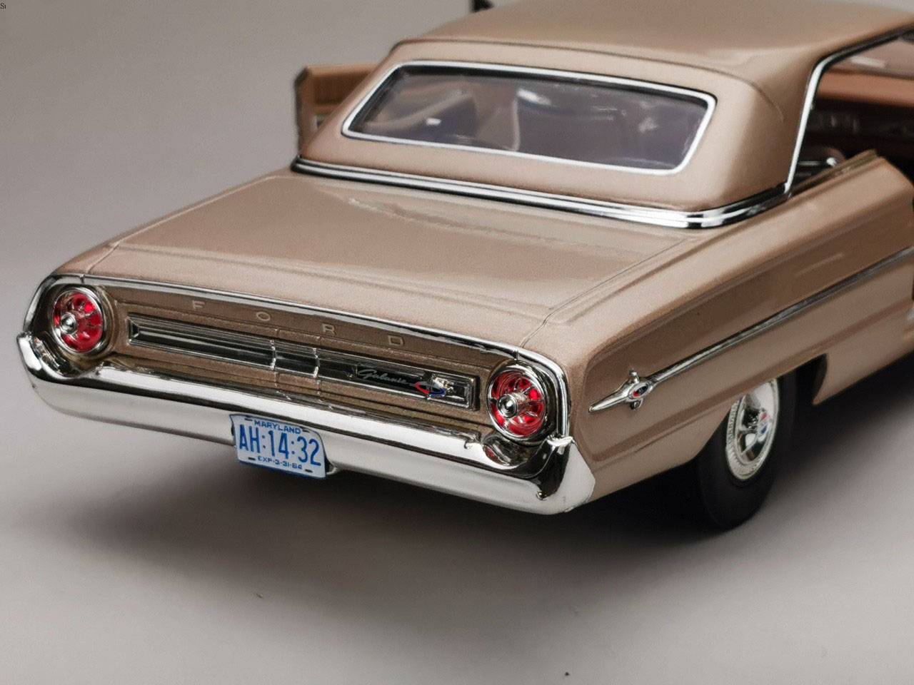 1/18 Scale Diecast Alloy Model Car 1964 Ford 500XL Adult Collection Decoration Souvenir Ornaments Display Vehicle Toys Gift