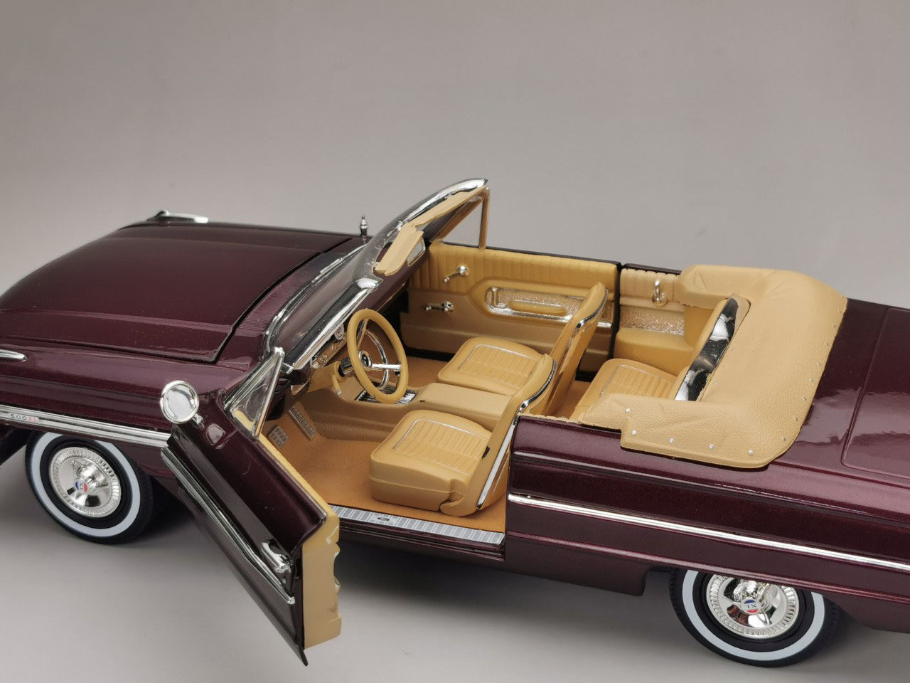 1/18 Scale Diecast Alloy Model Car 1964 Ford 500XL Adult Collection Decoration Souvenir Ornaments Display Vehicle Toys Gift