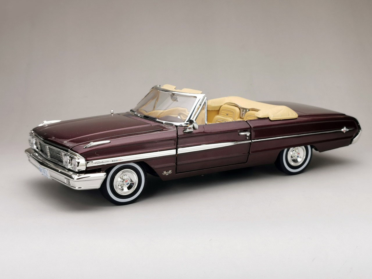 1/18 Scale Diecast Alloy Model Car 1964 Ford 500XL Adult Collection Decoration Souvenir Ornaments Display Vehicle Toys Gift