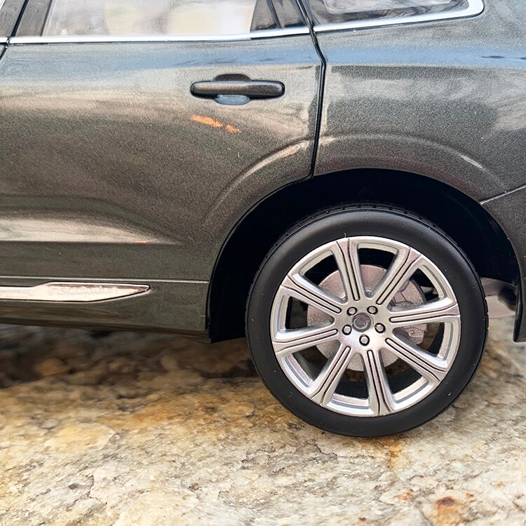 Die-casting 1/18 Scale Brand New XC60 Sports Car Alloy Simulation Static Toy Model Ornaments Adult & Children Gift Collection