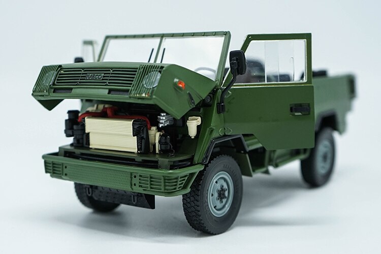 Die-casting 1:24 Scale IVECO Military Vehicle NJ2046 Off-road Vehicle Alloy Simulation Car Collection Model Static Decoration