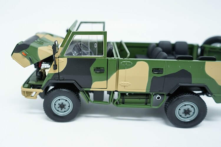 Die-casting 1:24 Scale IVECO Military Vehicle NJ2046 Off-road Vehicle Alloy Simulation Car Collection Model Static Decoration