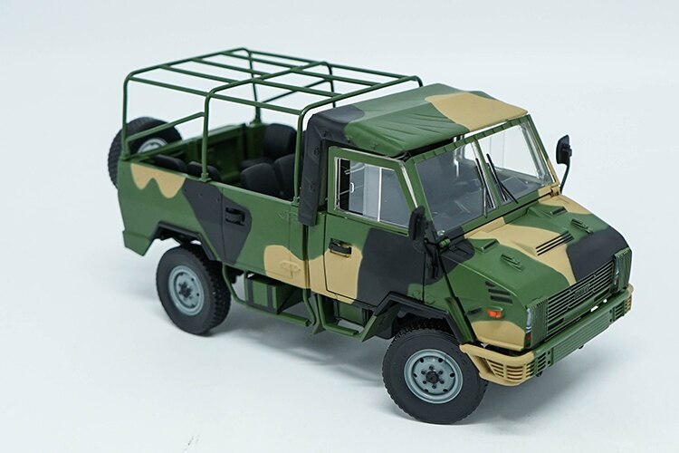 Die-casting 1:24 Scale IVECO Military Vehicle NJ2046 Off-road Vehicle Alloy Simulation Car Collection Model Static Decoration