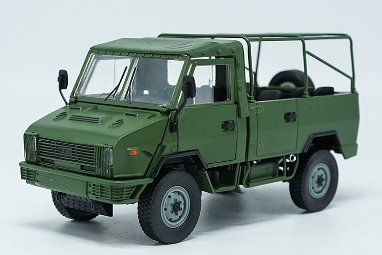 Die-casting 1:24 Scale IVECO Military Vehicle NJ2046 Off-road Vehicle Alloy Simulation Car Collection Model Static Decoration