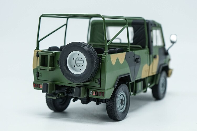 Die-casting 1:24 Scale IVECO Military Vehicle NJ2046 Off-road Vehicle Alloy Simulation Car Collection Model Static Decoration