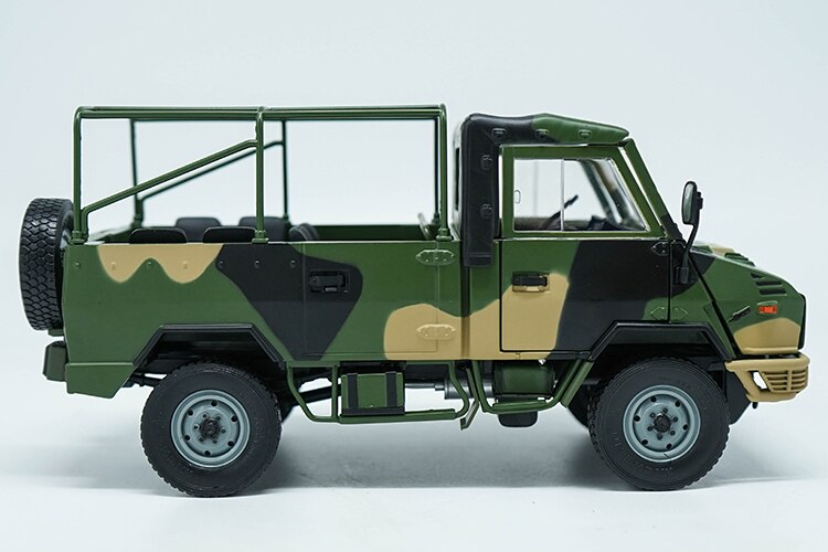 Die-casting 1:24 Scale IVECO Military Vehicle NJ2046 Off-road Vehicle Alloy Simulation Car Collection Model Static Decoration