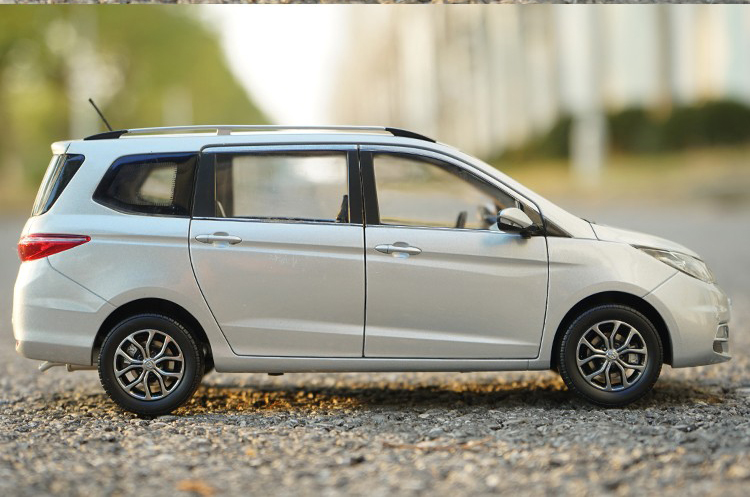 1:18 Scale Off-road Vehicle SUV Diecast Alloy Simulation Car Model Metal Collection Collectible Gifts Souvenir Ornaments Display 1:18 Scale Off-road Vehicle SUV Diecast Alloy Simulation Car Model Metal Collection Collectible Gifts Souvenir Ornaments Display