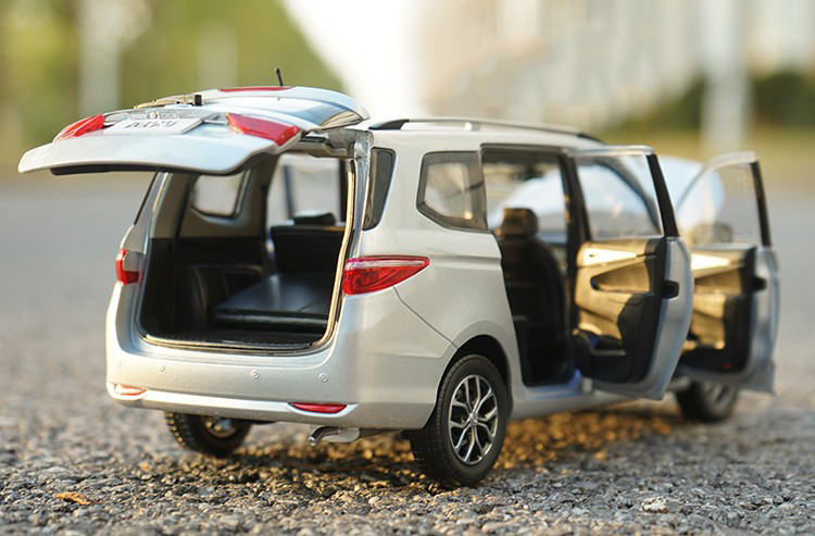 1:18 Scale Off-road Vehicle SUV Diecast Alloy Simulation Car Model Metal Collection Collectible Gifts Souvenir Ornaments Display 1:18 Scale Off-road Vehicle SUV Diecast Alloy Simulation Car Model Metal Collection Collectible Gifts Souvenir Ornaments Display