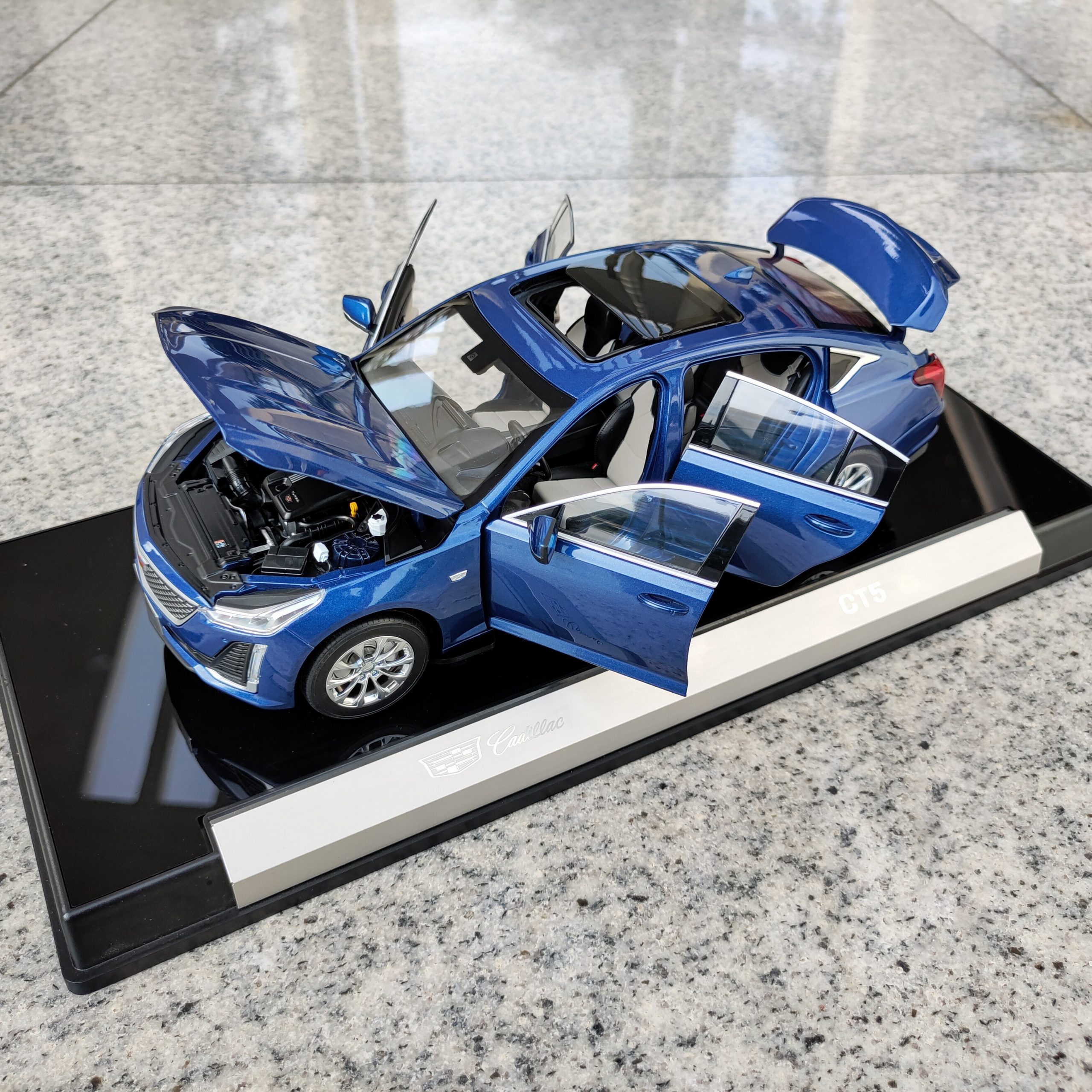 1 18 Scale Cadillac Ct4 Maple Leaf Red Household Car Alloy Simulation Die-cast Model Adult Collectibles & Children&rsquo;s Gift