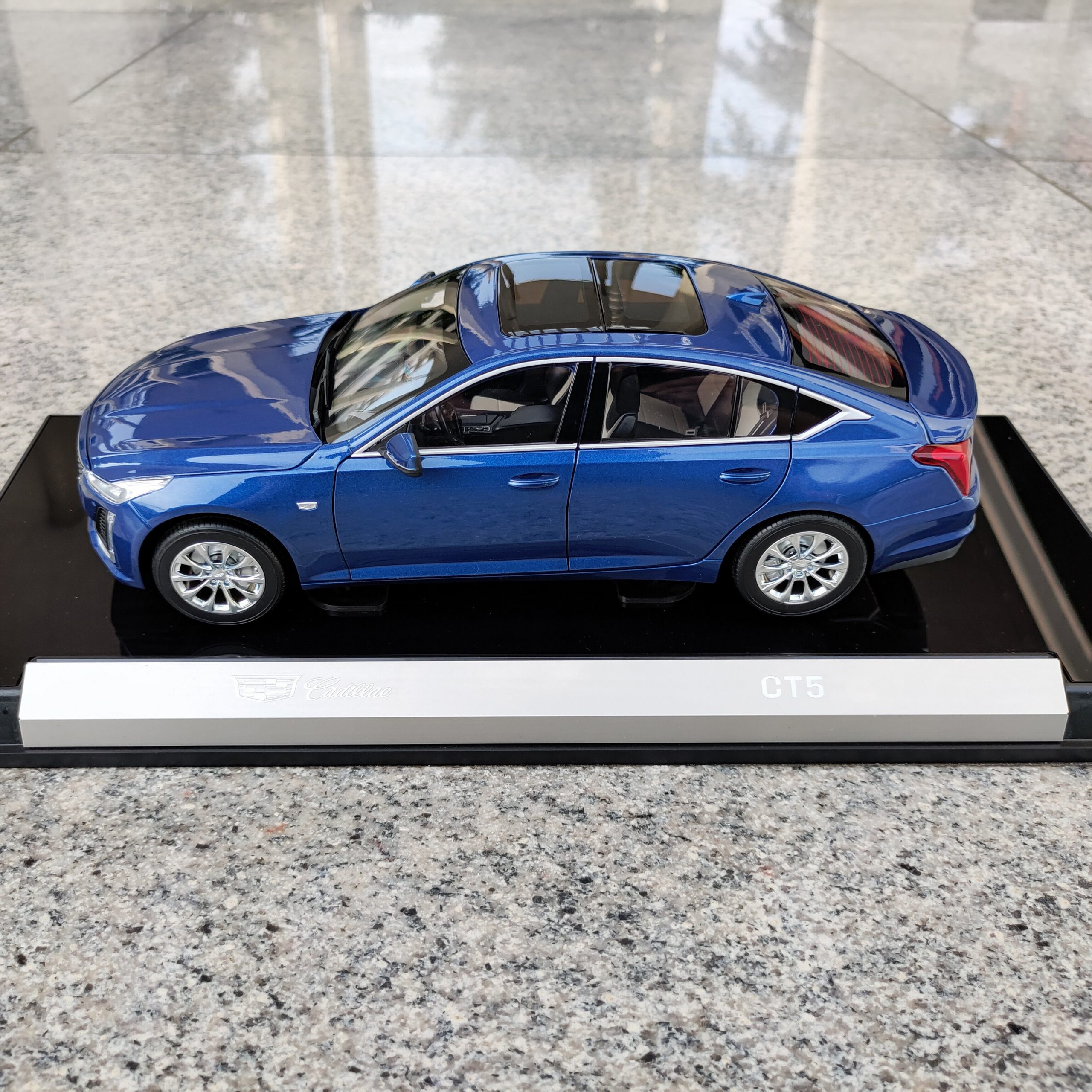 1 18 Scale Cadillac Ct4 Maple Leaf Red Household Car Alloy Simulation Die-cast Model Adult Collectibles & Children&rsquo;s Gift