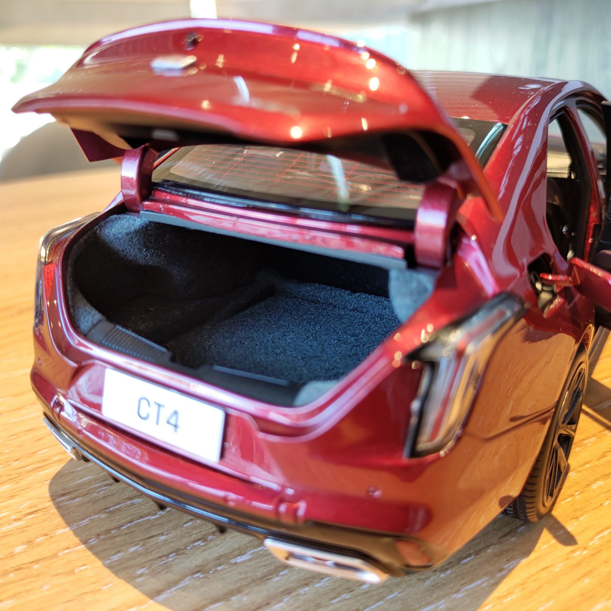 1 18 Scale Cadillac Ct4 Maple Leaf Red Household Car Alloy Simulation Die-cast Model Adult Collectibles & Children&rsquo;s Gift