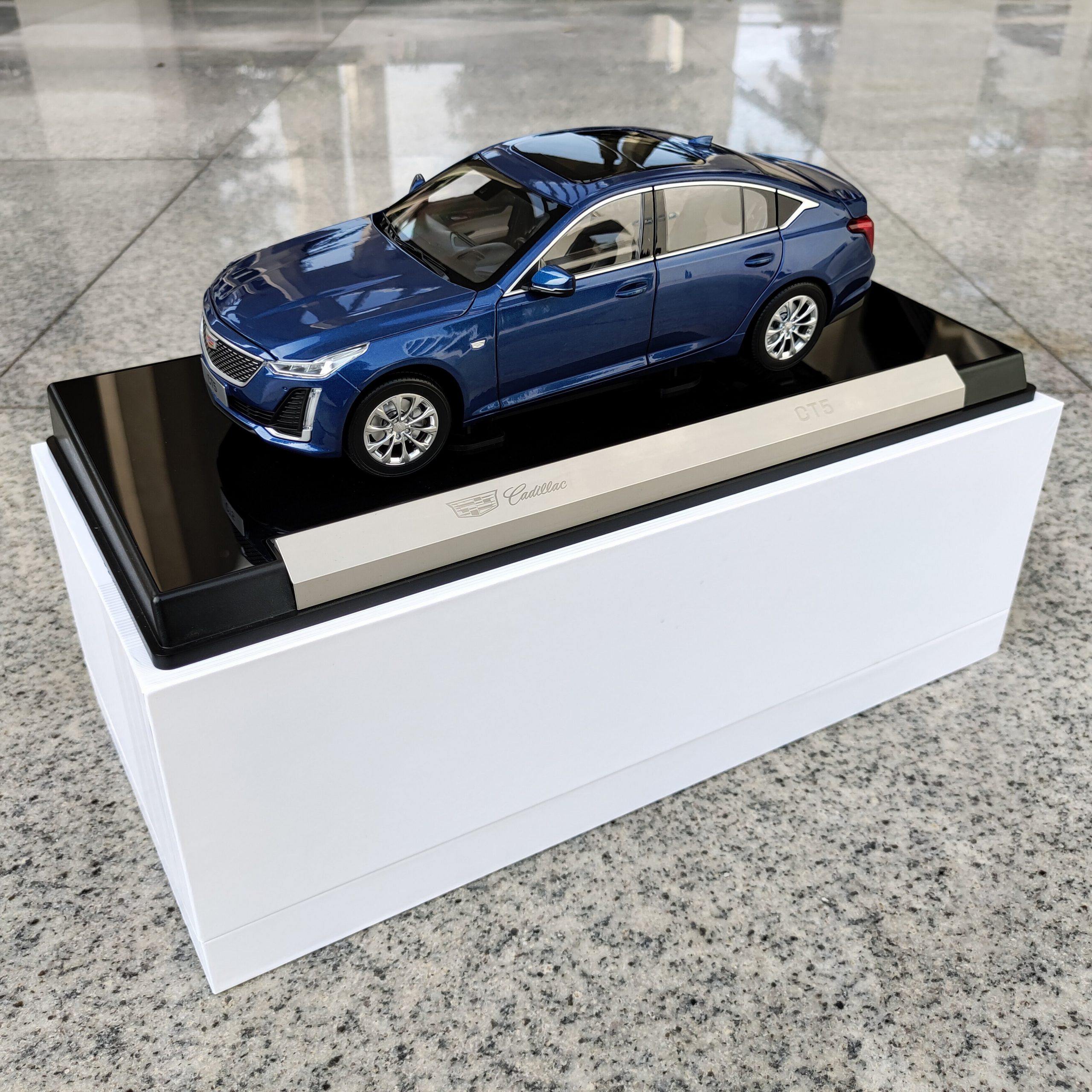 1 18 Scale Cadillac Ct4 Maple Leaf Red Household Car Alloy Simulation Die-cast Model Adult Collectibles & Children&rsquo;s Gift