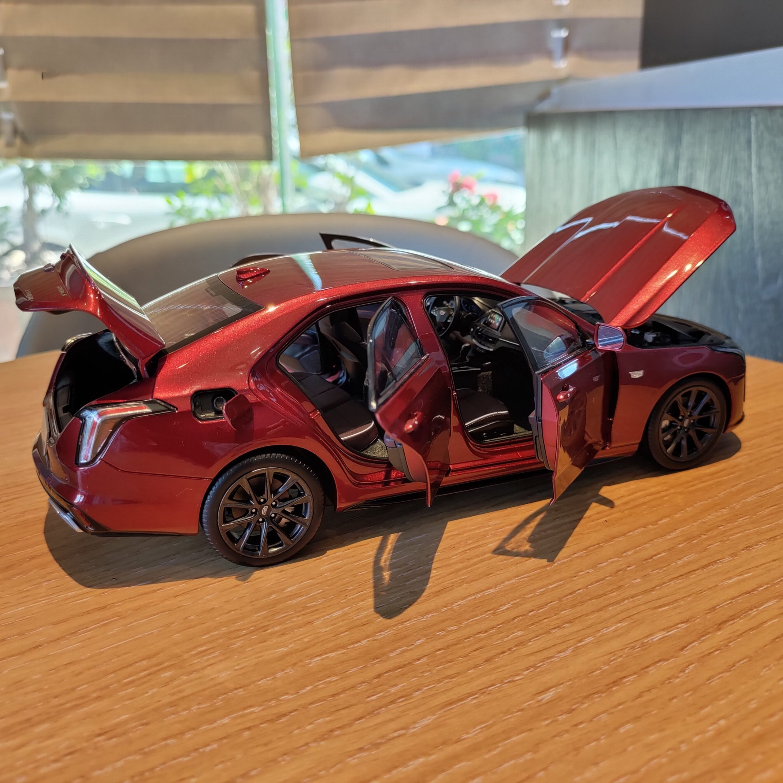 1 18 Scale Cadillac Ct4 Maple Leaf Red Household Car Alloy Simulation Die-cast Model Adult Collectibles & Children&rsquo;s Gift