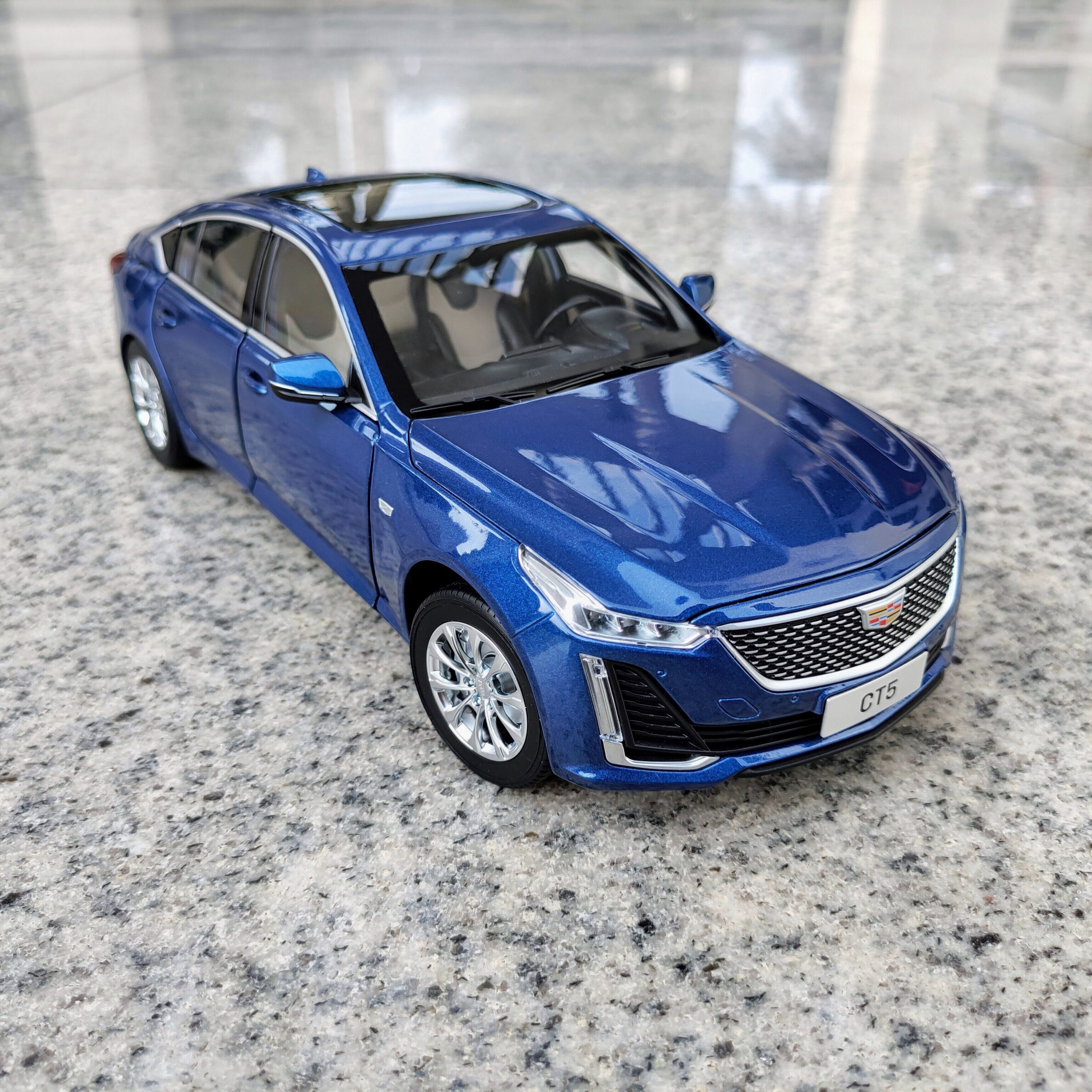 1 18 Scale Cadillac Ct4 Maple Leaf Red Household Car Alloy Simulation Die-cast Model Adult Collectibles & Children&rsquo;s Gift