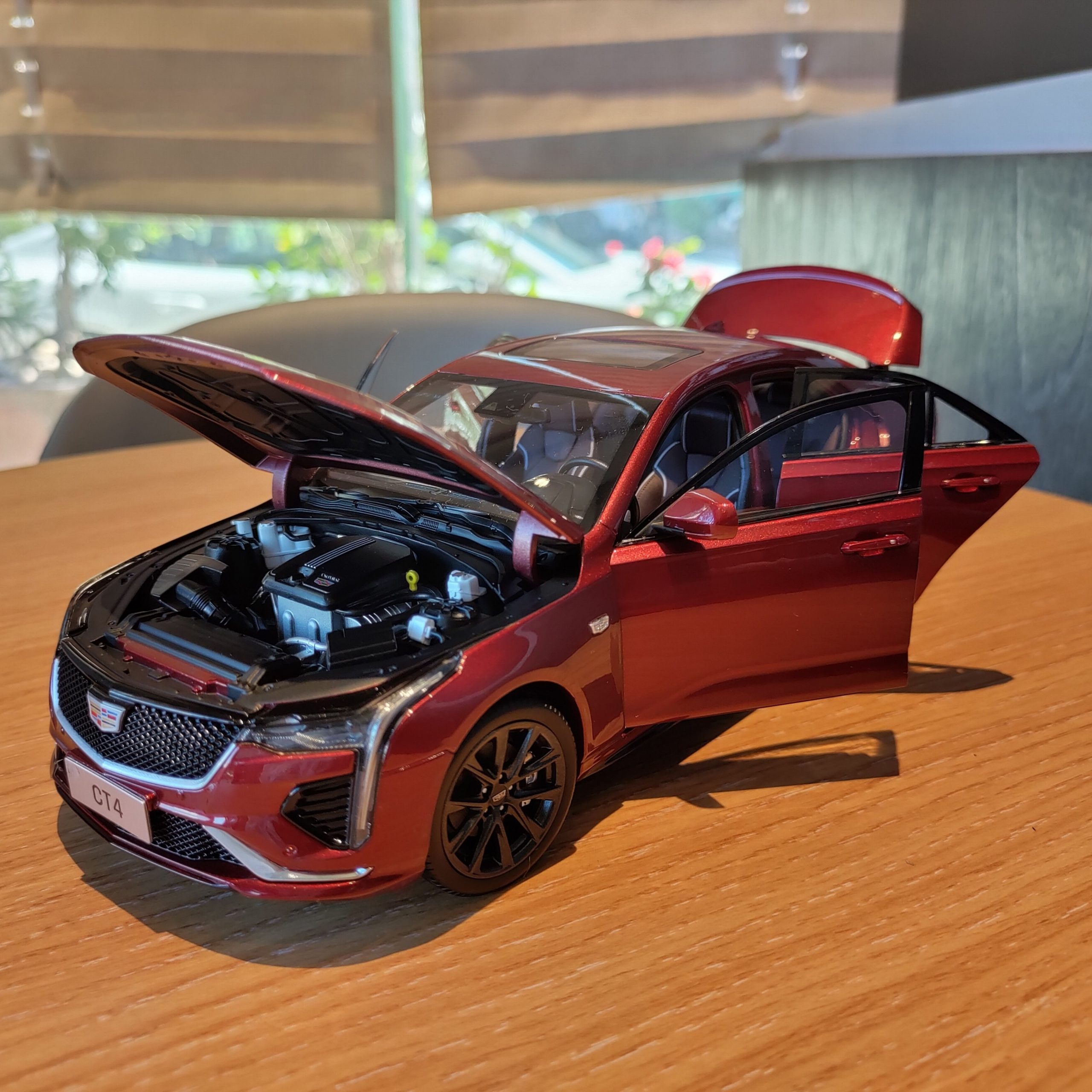 1 18 Scale Cadillac Ct4 Maple Leaf Red Household Car Alloy Simulation Die-cast Model Adult Collectibles & Children&rsquo;s Gift