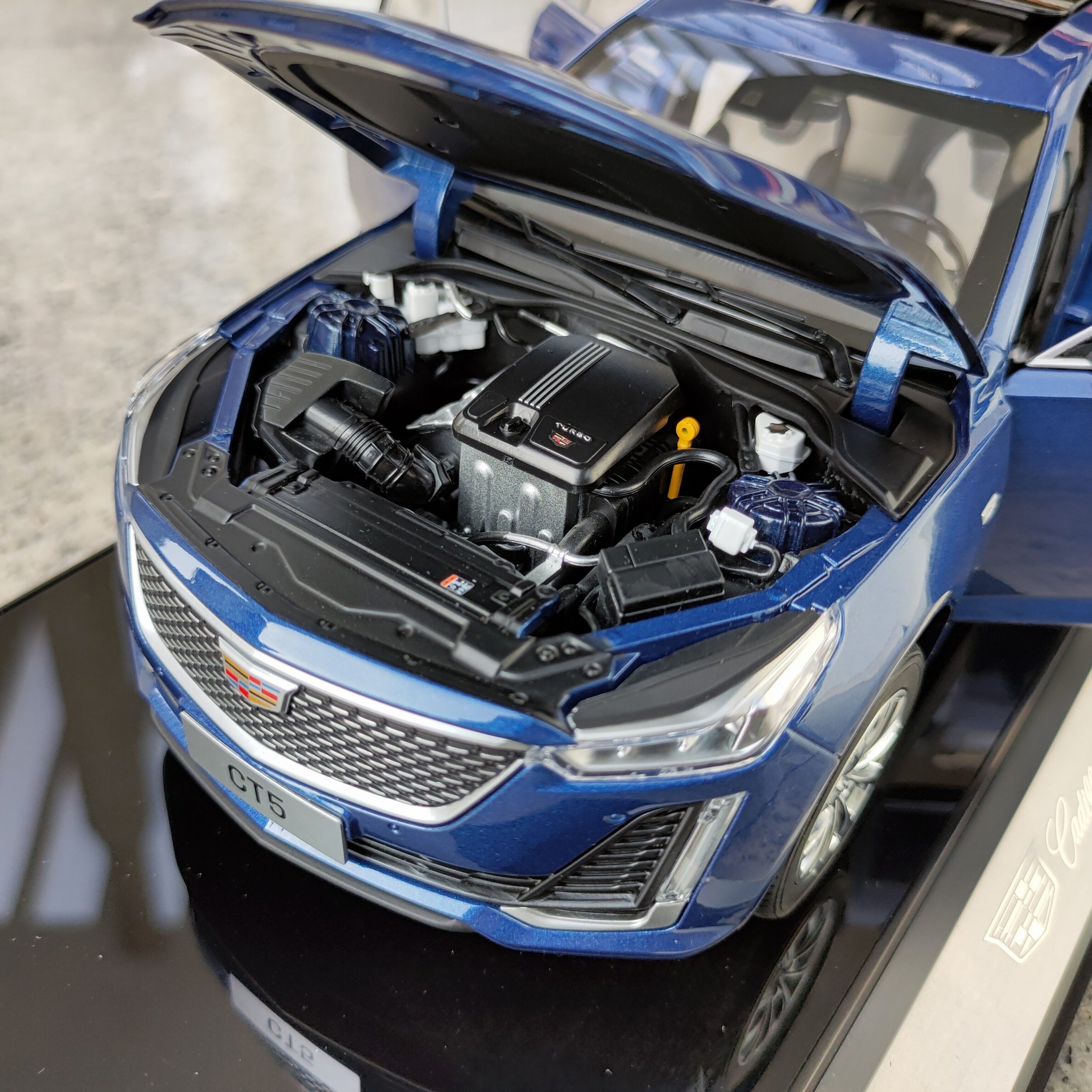 1 18 Scale Cadillac Ct4 Maple Leaf Red Household Car Alloy Simulation Die-cast Model Adult Collectibles & Children&rsquo;s Gift