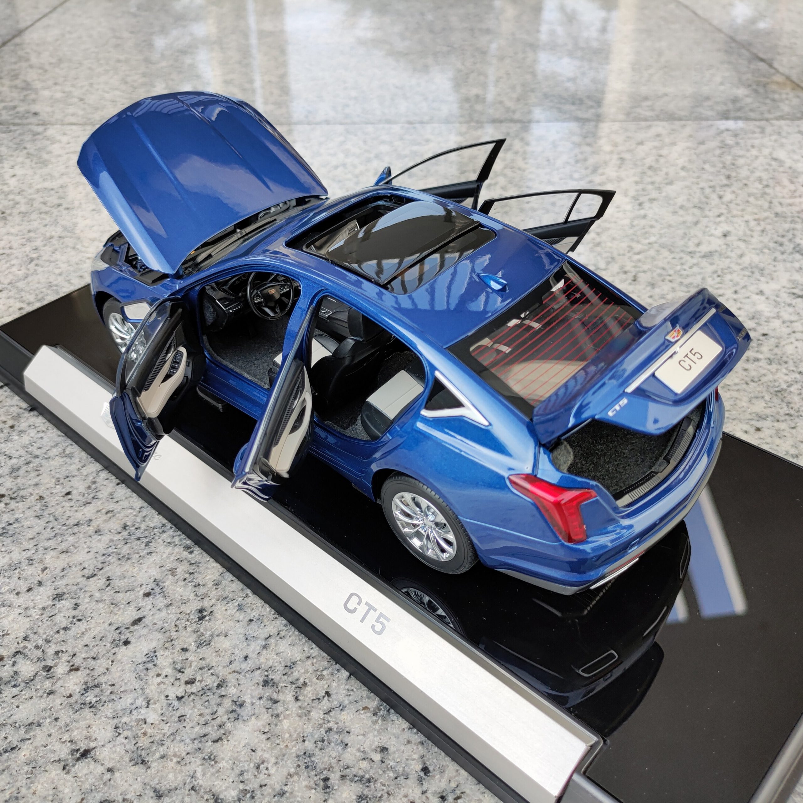 1 18 Scale Cadillac Ct4 Maple Leaf Red Household Car Alloy Simulation Die-cast Model Adult Collectibles & Children&rsquo;s Gift