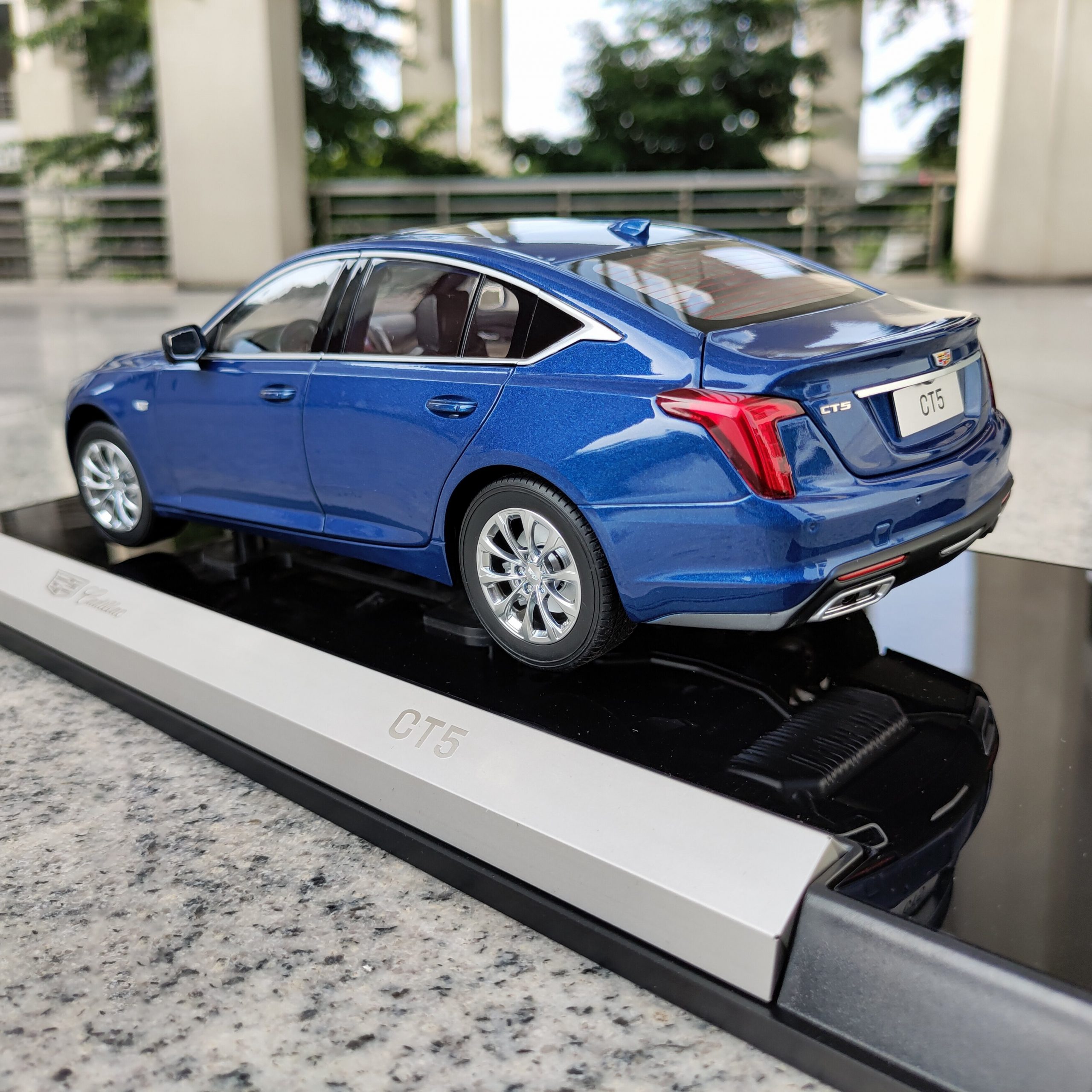 1 18 Scale Cadillac Ct4 Maple Leaf Red Household Car Alloy Simulation Die-cast Model Adult Collectibles & Children&rsquo;s Gift