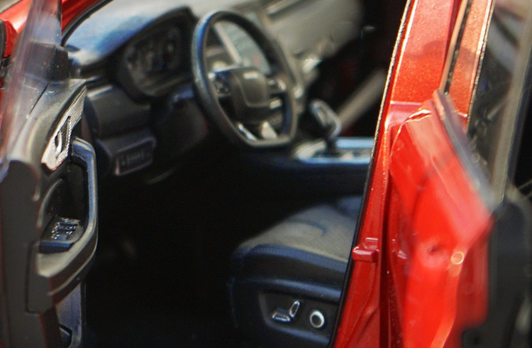 1:18 Diecast Alloy GT Off-road SUV Simulation Car Model Metal Souvenir Collection Ornaments Display Static Vehicle Toys Gifts