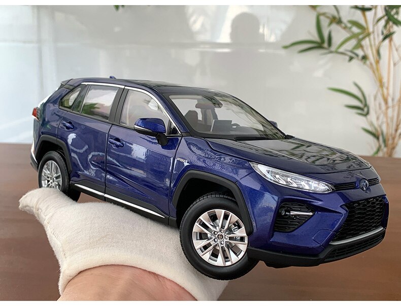 Die-casting 1:18 Scale Faw Toyota Wilanda 2020 New Off-road Suv Alloy Simulation Car Model Collection Decoration Boys Gifts Toys