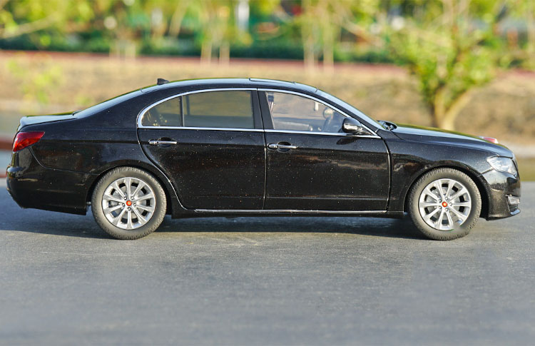 1:18 Diecast Red Flag H7 Review Car 2017 Alloy Vehicle Model Police Cars Ornaments Collection Decoration Souvenir Display