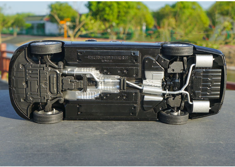 1:18 Diecast Red Flag H7 Review Car 2017 Alloy Vehicle Model Police Cars Ornaments Collection Decoration Souvenir Display