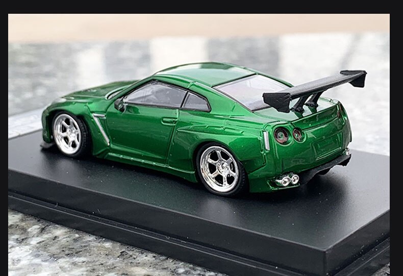 Die-casting 1:64 Scale Nissan Gtr Wide Body Sports Car Simulation Alloy Metal Car Model Adult Collection Toy Home Decoration Art