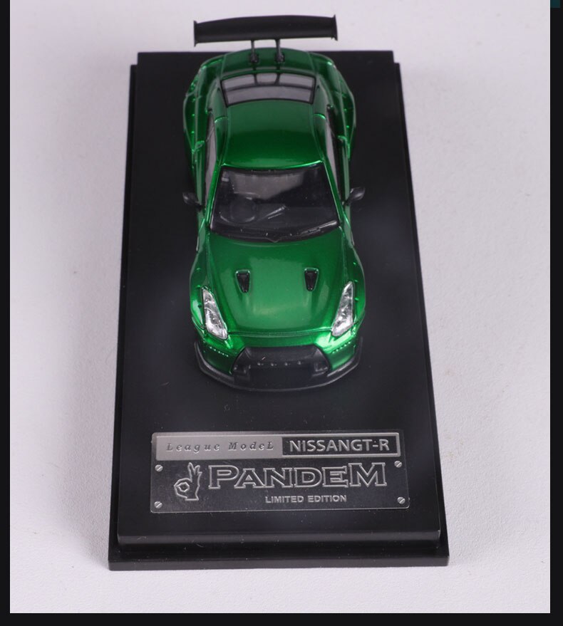 Die-casting 1:64 Scale Nissan Gtr Wide Body Sports Car Simulation Alloy Metal Car Model Adult Collection Toy Home Decoration Art